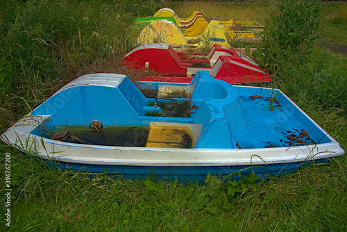 Obraz na płótnie Abandoned pedal boats w salonie