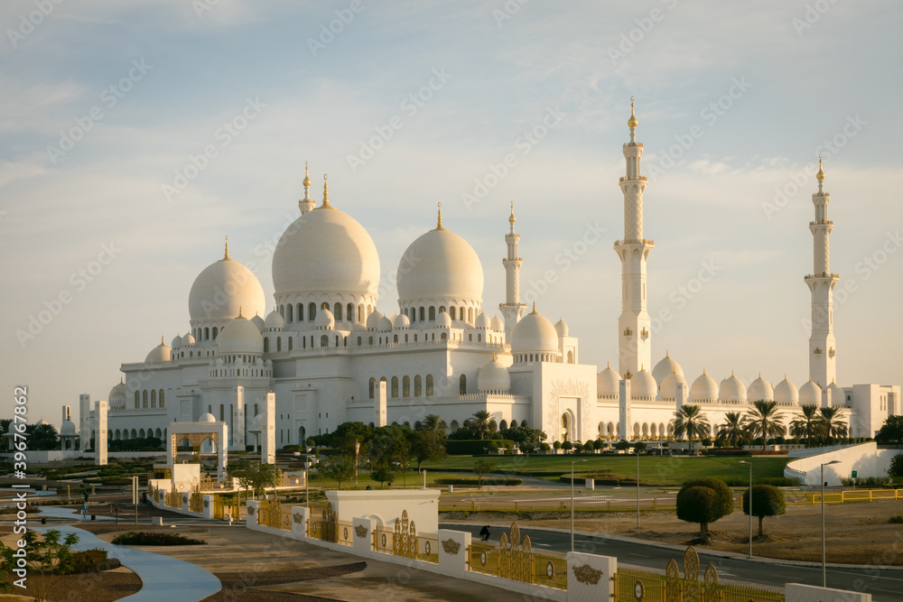 Naklejka premium sheikh zayed grand mosque in abu dhabi, united arab emirates
