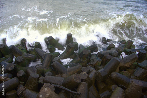 Obraz na płótnie Waves hitting a tetrapod sea defense w salonie