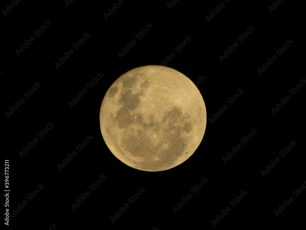 LUNA LLENA con detalles montañosos en sus extremos LUNA LLENA con detalles montañosos en sus extremos