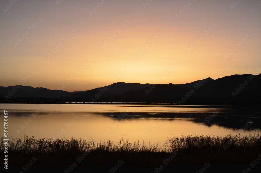 Fototapeta premium Laguna calma piatta al tramonto