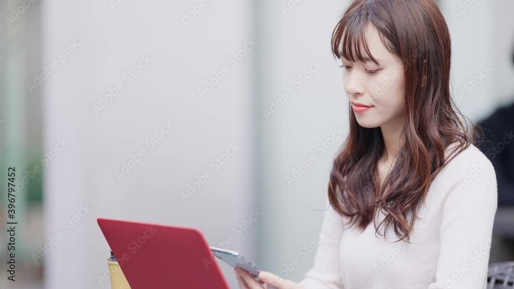 ラップトップを使っている若い女性 ラップトップを使っている若い女性