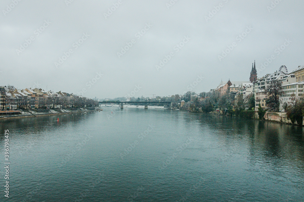Fototapeta premium Basel, Münster, Kirche, Pfalz, Rhein, Rheinufer, Riesenrad, Grossbasel, Kleinbasel, Altstadt, Altstadthäuser, Wettsteinbrücke, Winter, Schneedecke, Schweiz