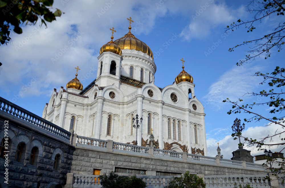 Храм Христа Спасителя в Москве. Золотые купола. Cathedral of Christ the Savior in Moscow. Golden domes in Russia.