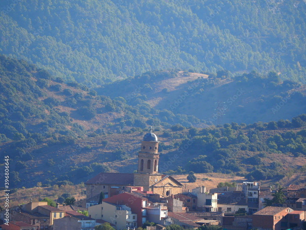 el pueblo de ulldemolins entre las montañas del montsant con la  iglesia parroquial, tarragona, españa, europa 