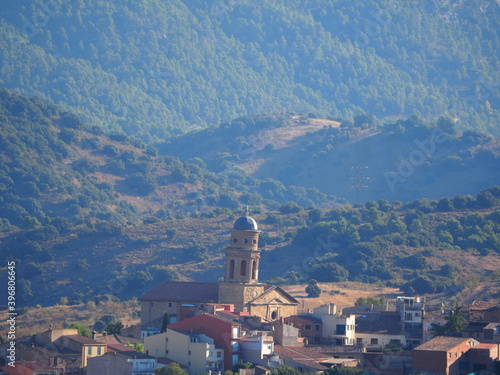 el pueblo de ulldemolins entre las montañas del montsant con la iglesia parroquial, tarragona, españa, europa 