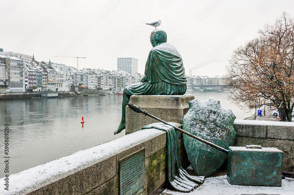 Fototapeta premium Basel, Helvetia, Rheinbrücke, Rhein, Rheinufer, Kleinbasel, Grossbasel, Altstadt, Brücke, Brückenkopf, Stadt, Basel-Stadt, Winter, Schnee, Schneedecke, Schweiz