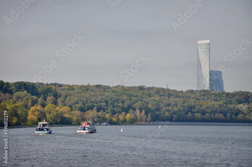 Река Москва у Воробъёвых гор и жилой комплекс «Дом на Мосфильмовской». The Moscow River near the Sparrow Hills and the residential complex 