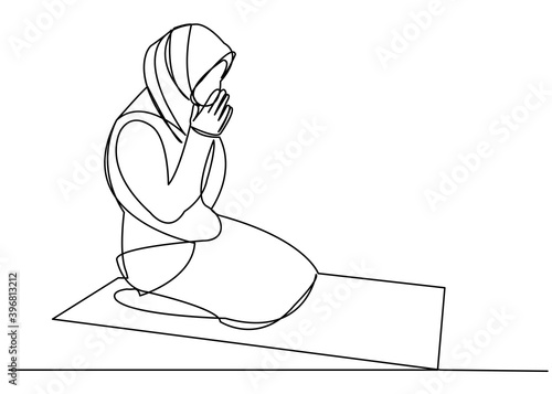 Canvas Print a Muslim woman prays