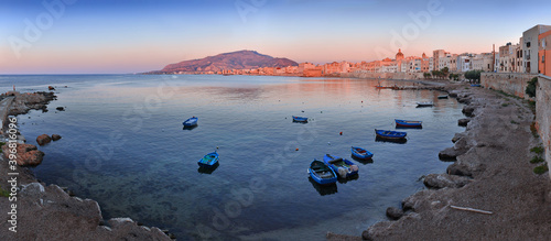 Obraz na plátně The Bay of Trapani at sunset: Trapani, Sicily, Italy