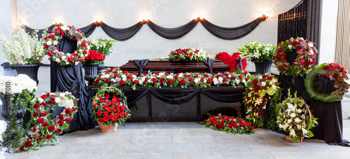 Bild auf Leinwand The coffin is decorated with various flowers