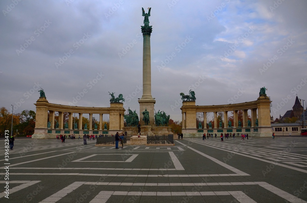 Obraz premium Heroes' Square, Budapest, One of the main squares in Budapest. It lies between Andrássy Avenue, part of the UNESCO World Heritage List, leading from the inner city, and the City Park.