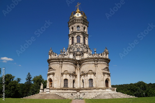 Obraz na płótnie Church of the Sign of the most Holy Theotokos in Dubrovitsy in Russia on a Sunny summer day - 17th century w salonie
