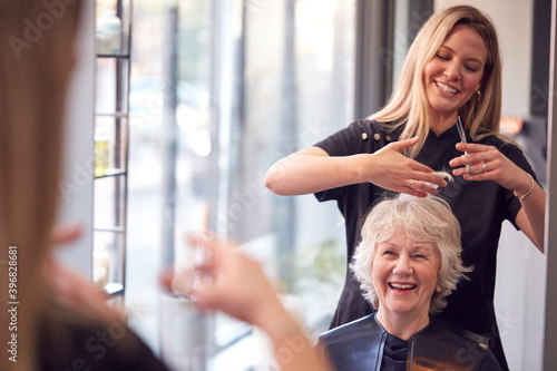 Foto Senior Woman Having Hair Cut By Female Stylist In Hairdressing Salon