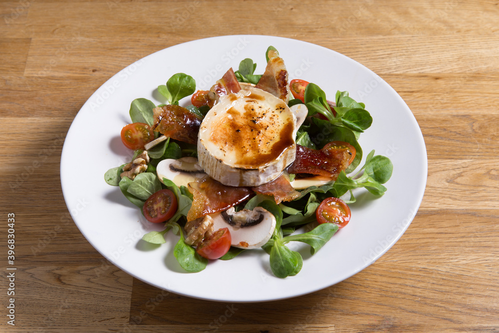 Salad with rocket salad, tomato, mushrooms and goat cheese Salad with rocket salad, tomato, mushrooms and goat cheese