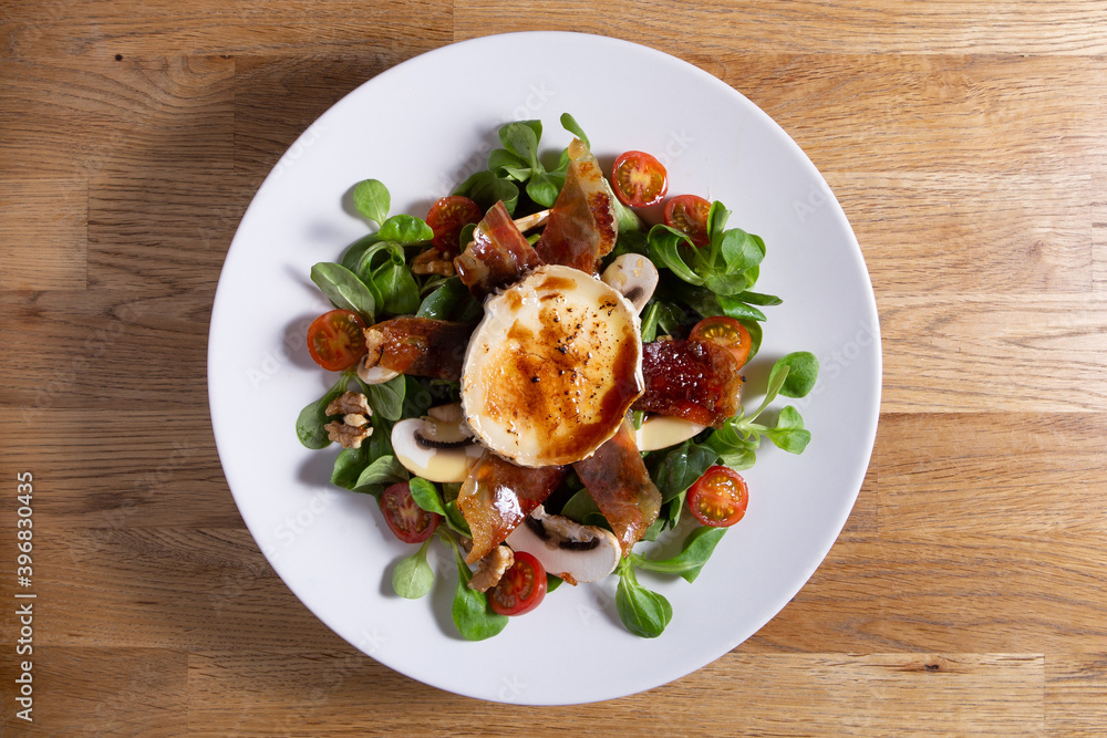 Salad with rocket salad, tomato, mushrooms and goat cheese Salad with rocket salad, tomato, mushrooms and goat cheese