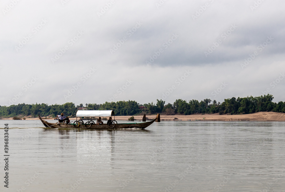 Bateau sur le fleuve Mékong à Kratie, Cambodge