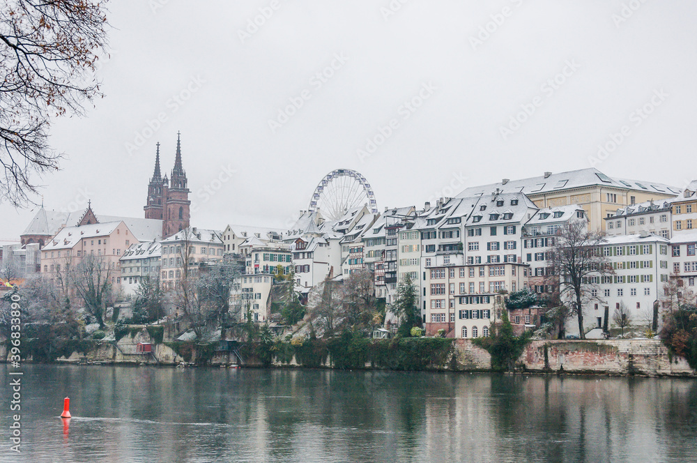 Fototapeta premium Basel, Münster, Kirche, Pfalz, Rhein, Rheinufer, Riesenrad, Grossbasel, Altstadt, Altstadthäuser, Winter, Schnee, Schneefall, Schweiz