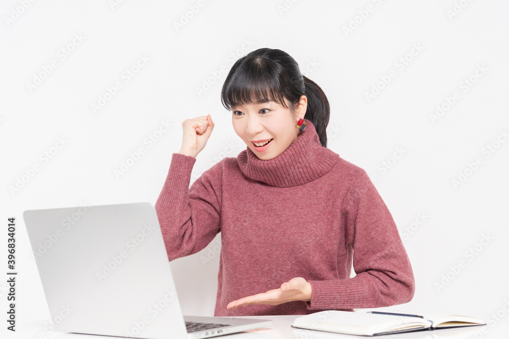 パソコンを使いながら納得する女性