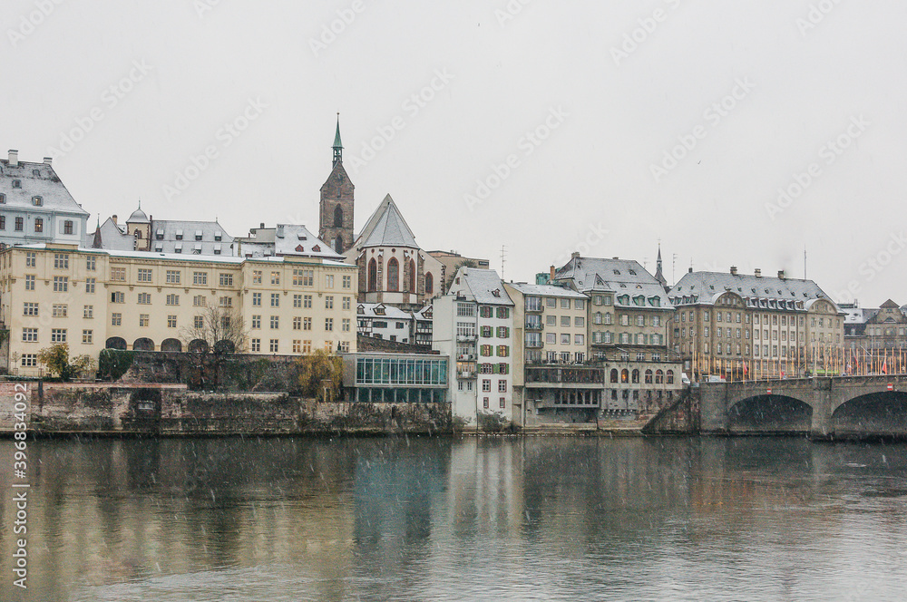 Basel, Martinskirche, Rhein, Rheinbrücke, Altstadt, Rheinsprung, Winter, Schnee, Schneefall, Schifflände, Rheinufer, Grossbasel, Basel-Stadt, Schweiz