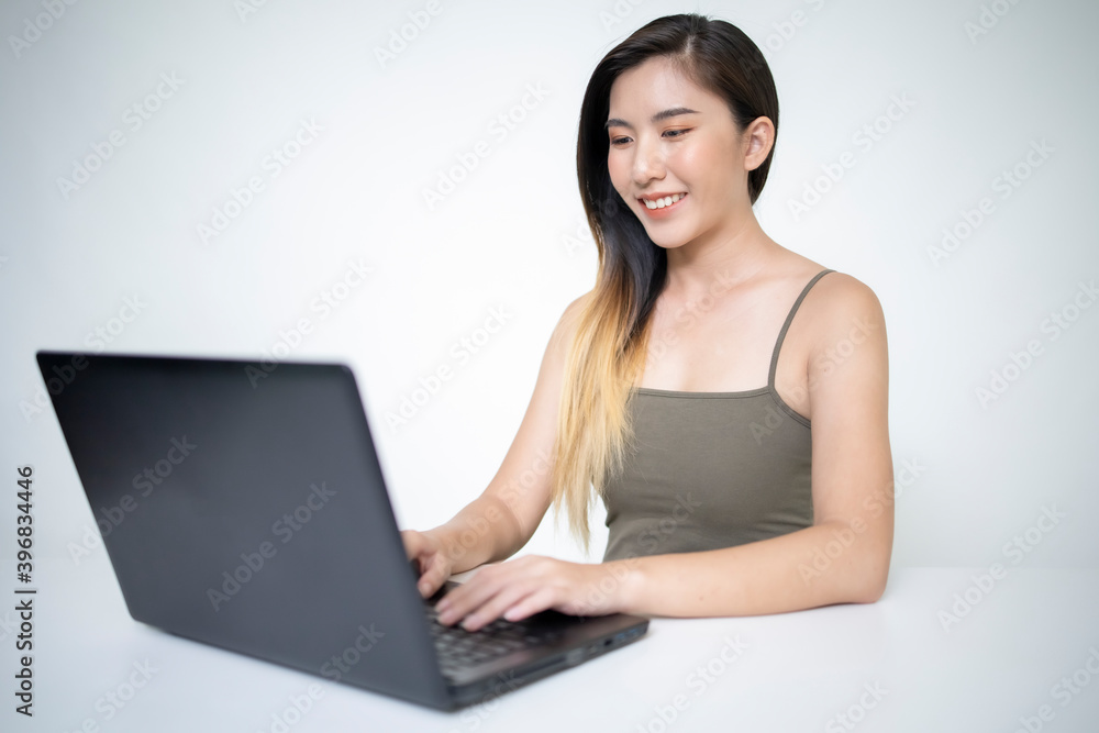 Asian women are doing online at the office.
W Asian women are doing online at the office.
W