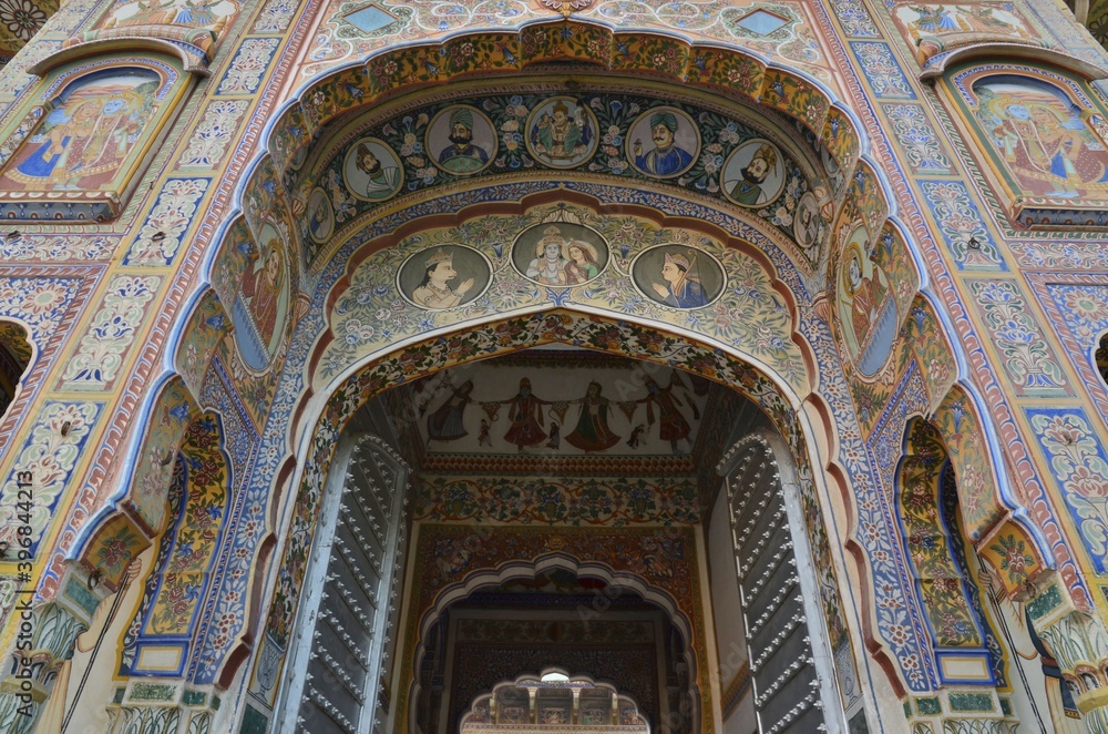 A hidden jewel offside the touristic trails: the city of Bikaner with its wonderfully painted houses