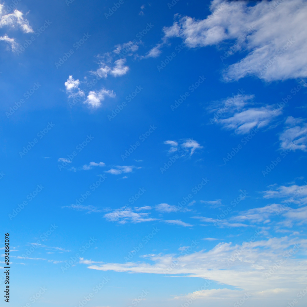 Obraz premium Sunny background, blue sky and white clouds