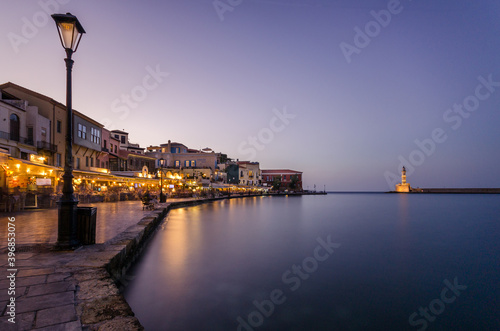 Valokuva Moody night view of the picturesque old harbour and lighthouse of Chania during twilight