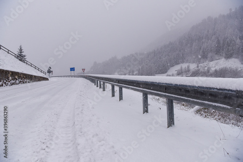 guardrail strada di montagna innevata catene pneumatici da neve termiche invernale strada montagna 