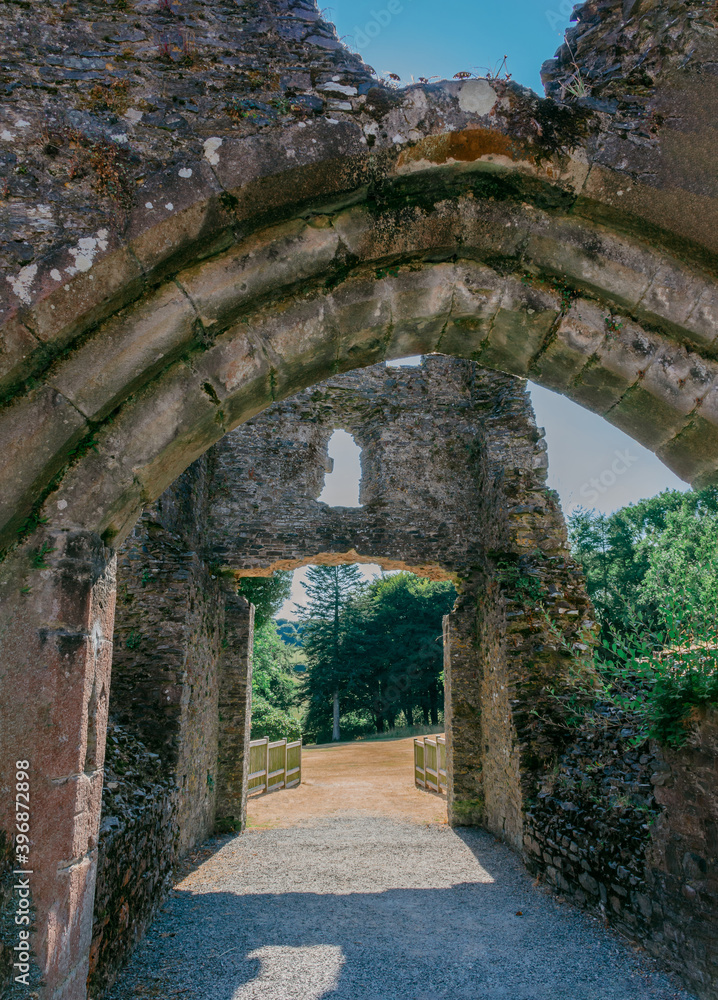 Obraz premium The Restormel castle gatehouse entrance passage