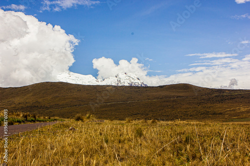 Ruta al volcán Antizana (Antisana), día soleado donde se deja ver con toda su majestuosidad, es un gran estratovolcán del arco de los Andes, potencialmente activo y cubierto por glaciares, Ecuador