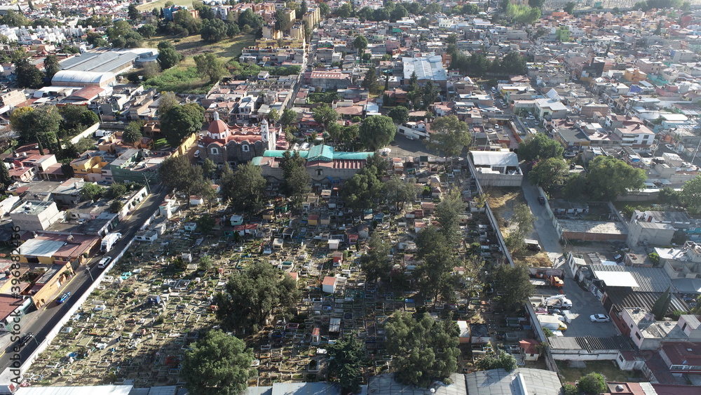 “Vista a la iglesia y cementerio, el 28 de noviembre de 2020, en Atizapán de Zaragoza, Estado de México