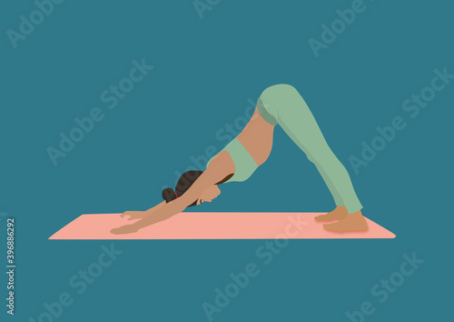 Position du chien la tête en bas par une femme faisant du yoga