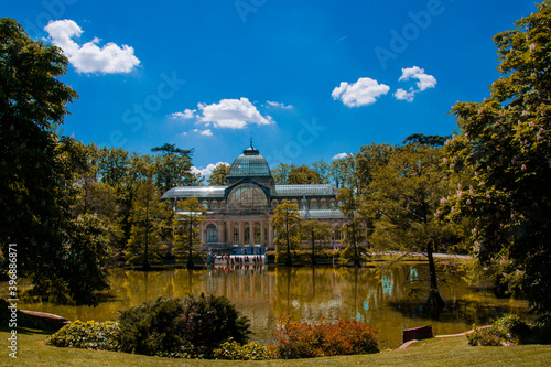 palacio de cristal del parque del retiro en madrid