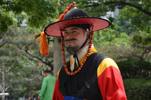 Hombre usando un traje tradicional coreano Hanbok