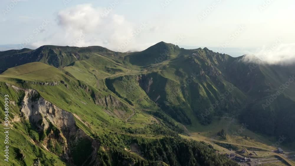 survol du puy de Sancy en Auvergne survol du puy de Sancy en Auvergne