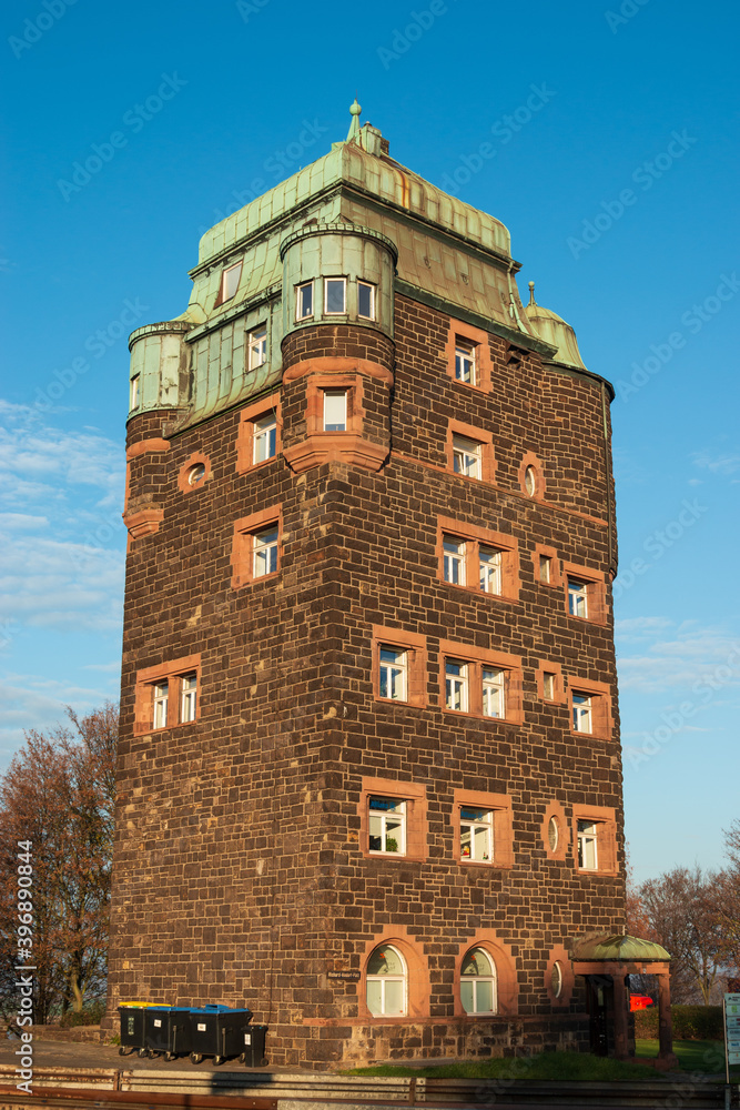 Obraz premium Rechter Brückenturm an der Friedrich-Ebert- Brücke in Duisburg Ruhrort