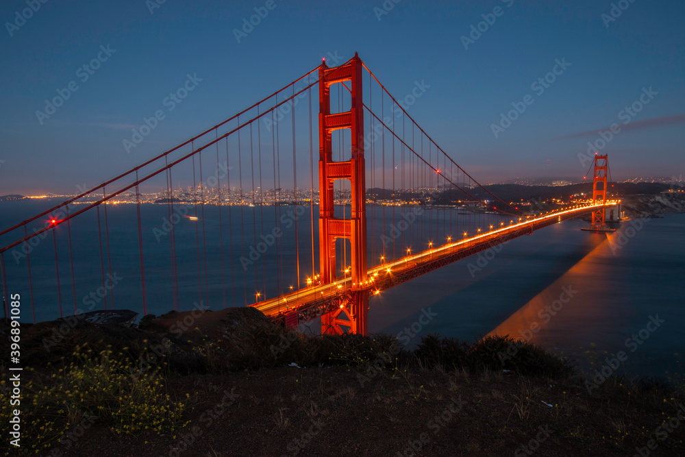 Fototapeta premium Night image of the Golden Gate Bridge spanning across the San Francisco Bay