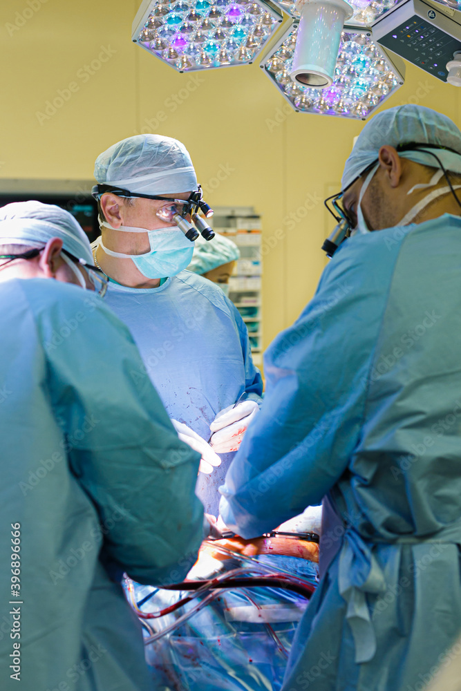 Surgeons in the operating room do operation Surgeons in the operating room do operation