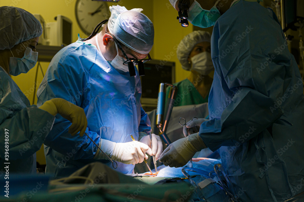 Surgeons in the operating room do operation Surgeons in the operating room do operation