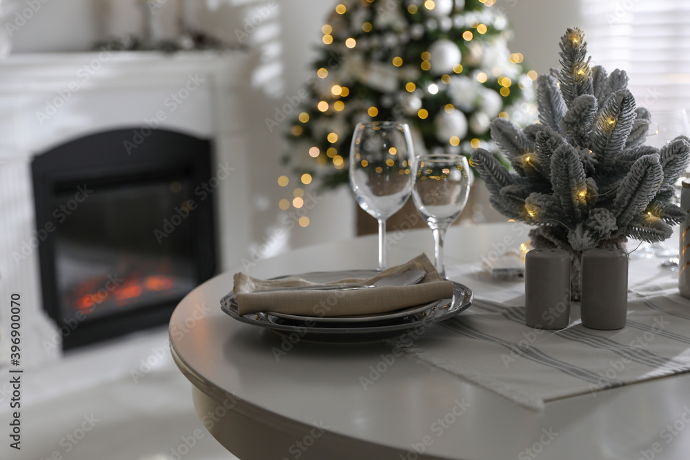 Festive table setting and beautiful Christmas decor indoors. Interior design - obrazy, fototapety, plakaty 