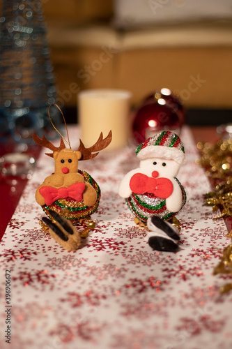 Muñeco de nieve y reno navideño como decoración de casa