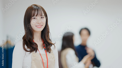 Foto アパレルショップの若い女性店員