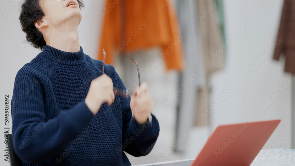 Fototapeta premium ファッションデザインを考える若い男性