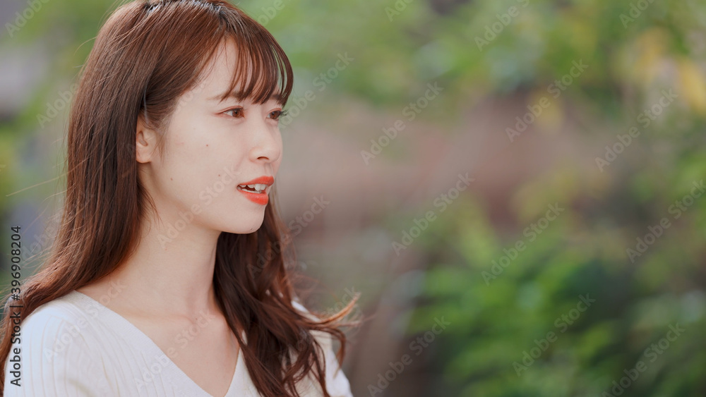 カフェで楽しそうに話す若い女性たち カフェで楽しそうに話す若い女性たち