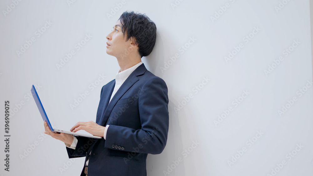 ラップトップを使っている若い男性 ラップトップを使っている若い男性