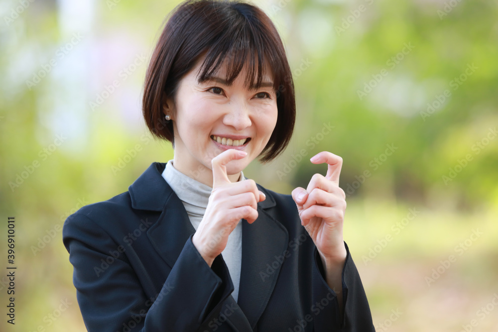 手話を話す女性　「あいさつ」