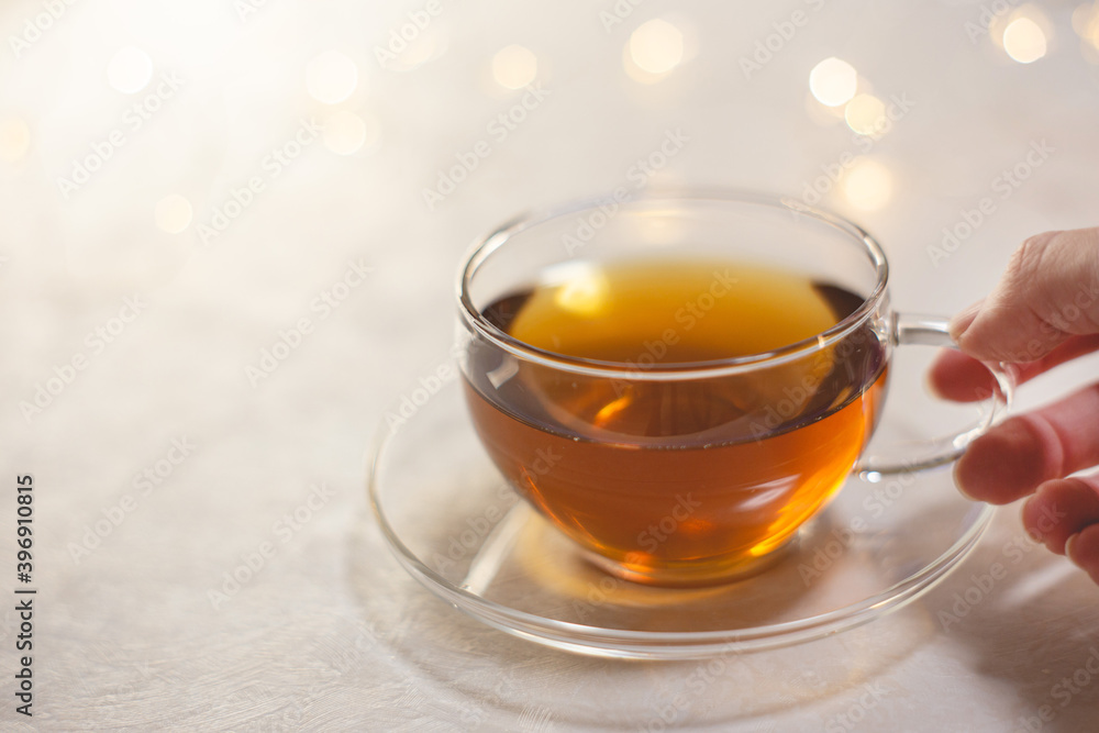 お茶を飲む女性の手元アップ。おうち時間、休憩時間。 お茶を飲む女性の手元アップ。おうち時間、休憩時間。