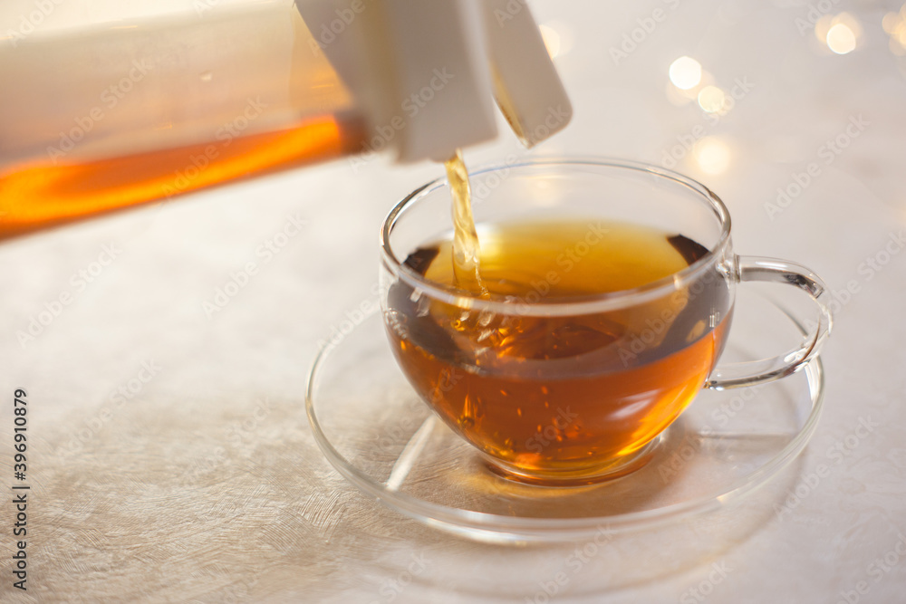 お茶をグラスに入れる。水分補給、おうち時間、休憩時間。 お茶をグラスに入れる。水分補給、おうち時間、休憩時間。