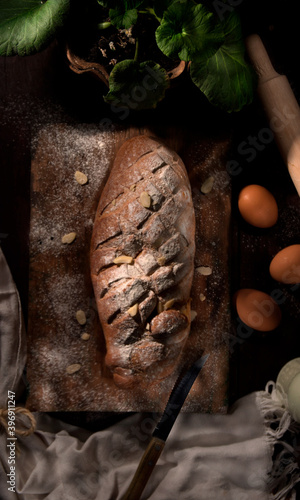 pan horneador, pan fresco, sobre una superficie rustica, panaderia. almendras. photo
